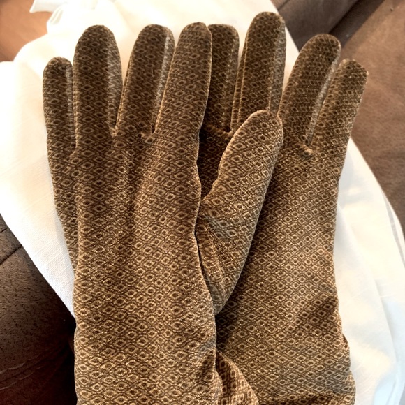 Like-new Velvety Soft 💕Warm🧤black Diamond gloves - Picture 2 of 5